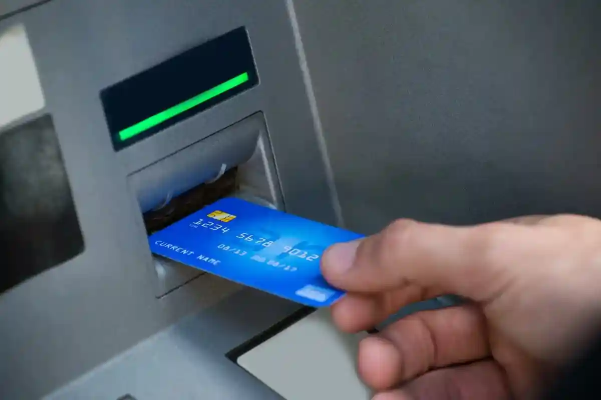 Наличные не могут заменить банковские карты в Германии. Фото: Andrey_Popov / shutterstock.com