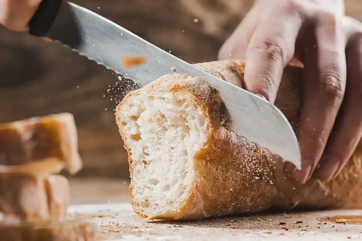 В качестве профилактической меры следует хранить хлеб в сухом месте, никогда не заворачивая его в полиэтиленовую пленку.