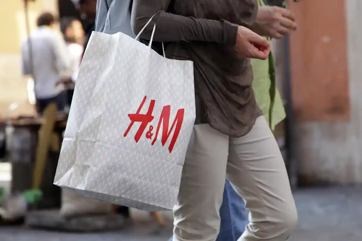 Бренд H&M сообщил о падении продаж. Фото: Takashi Images / shutterstock.com