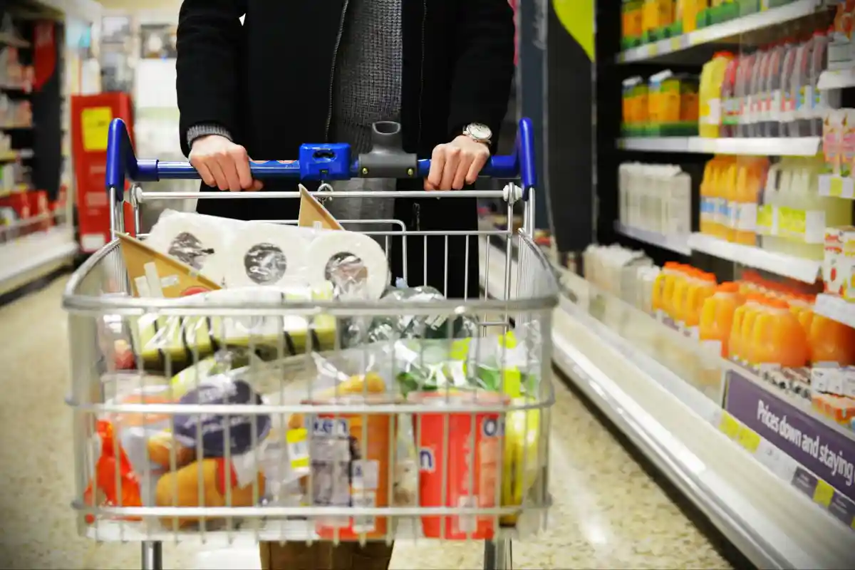 Британцы сократили расходы на одежду и товары для дома, но стали больше тратить на продукты питания и товары для здоровья. Фото: 1000 Words / shutterstock.com