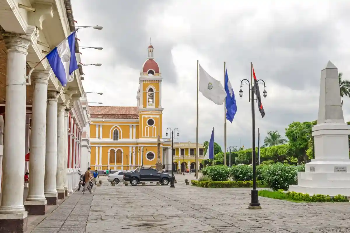 Лидер Никарагуа обвинил католическую церковь в "диктатуре". Фото: laranik / Shutterstock.com