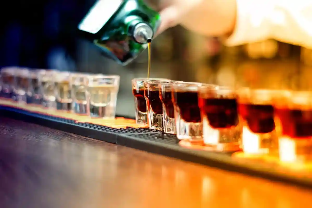 Частое употребление алкоголя: сколько можно пить, чтобы не вредить здоровью? Фото: bogdanhoda / Shutterstock