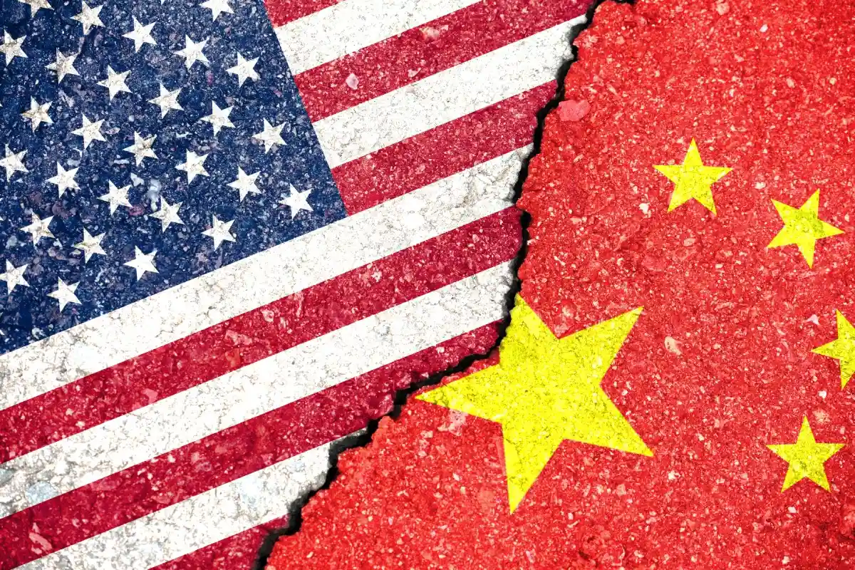 Байден предупредил Китай о помощи России. Фото: Yurii Klymko / Shutterstock.com