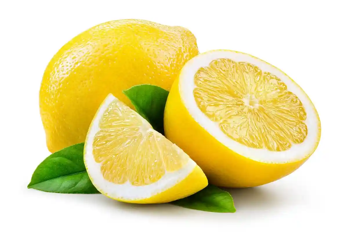 Натрите поверхность половинкой лимона и через некоторое время тщательно промойте водой. Фото: Marc Food / shutterstock.com