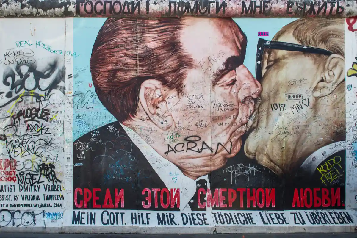 Поцелуй Леонида Брежнева и Эрика Хоннекера отсылает к жертвам, пытавшимся преодолеть Берлинскую стену. Фото: LiliGraphie / Shutterstock.