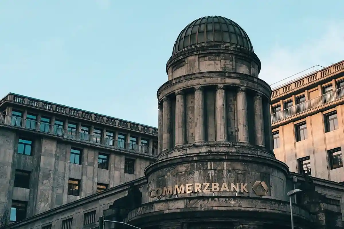 Commerzbank сокращает количество отделений. Фото: Jan Antonin Kolar / unsplash.com