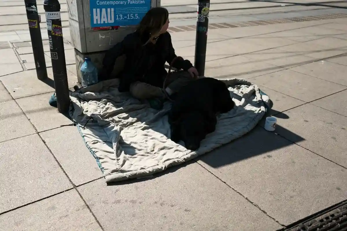 Нужно ли давать деньги бездомным людям в Германии. Фото: aussiedlerbote.de