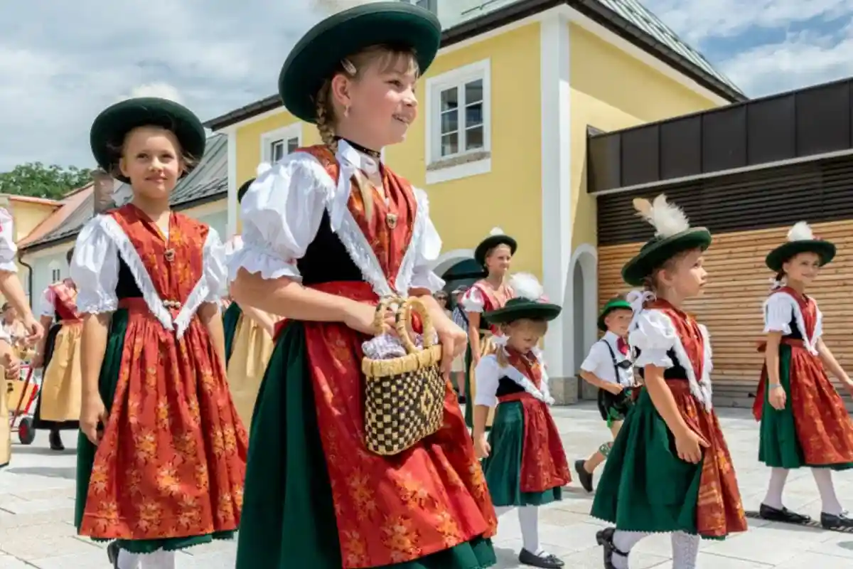 День национального костюма в немецкой школе. Фото: T.W. van Urk / shutterstock.com