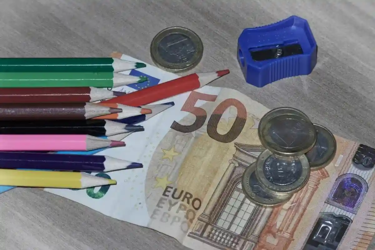 Деньги в немецких школах собирают деньги на нужды класса. Фото: ALYCIA FM / shutterstock.com
