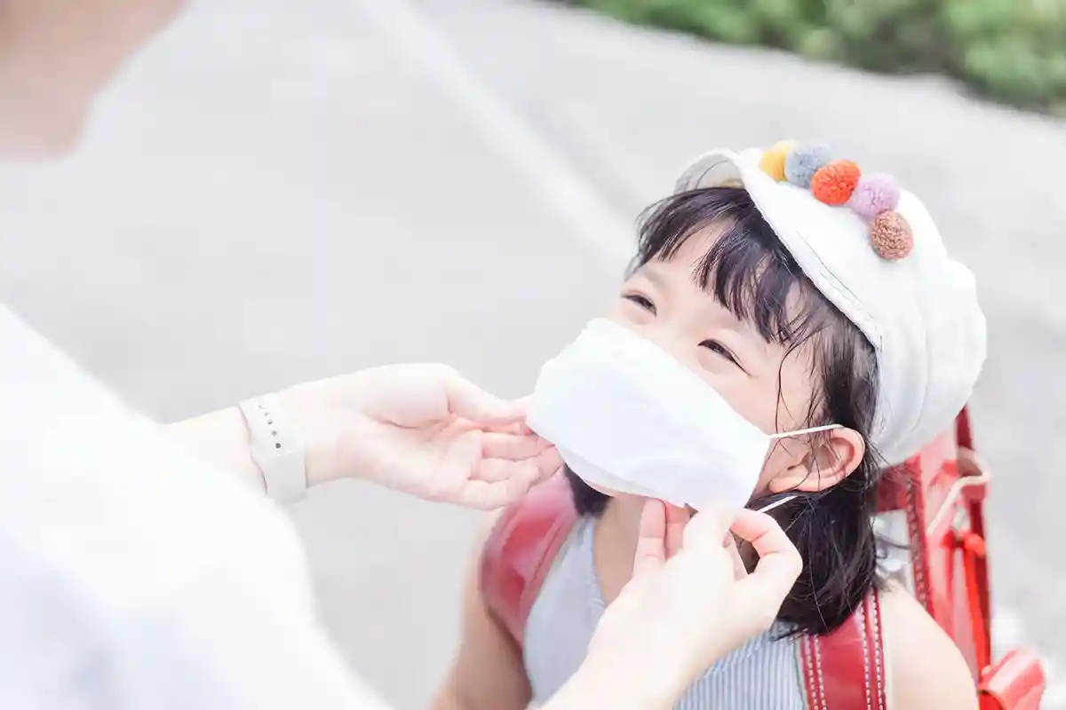 Дети в школах Японии боятся снимать защитные маски. Фото: MIA Studio / shutterstock.com
