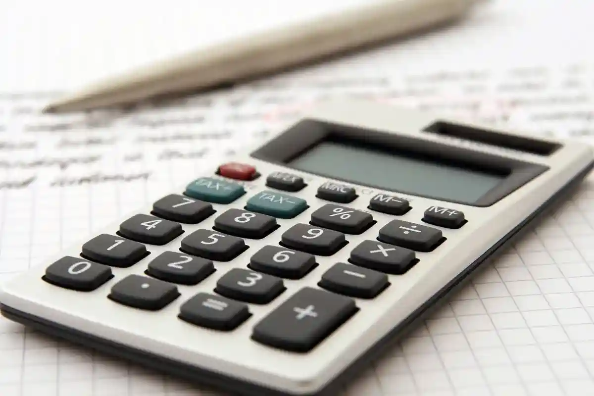 Экономить на покупках можно, если проводить все расчеты на калькуляторе. Фото: Shutterbug75 / pixabay.com