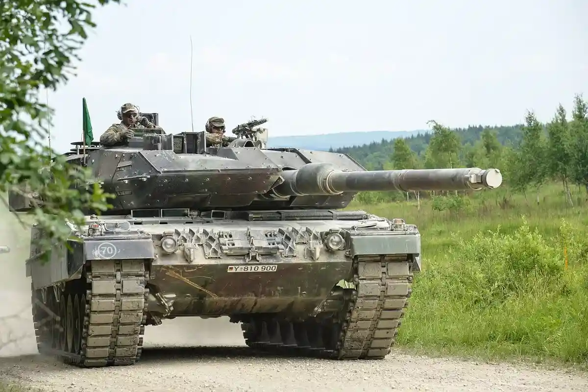 Экспорт оружия: Нижняя Саксония производит гладкоствольные орудия для танка Leopard 2. Фото: 7th Army Training Command from Grafenwoehr / wikimedia.org