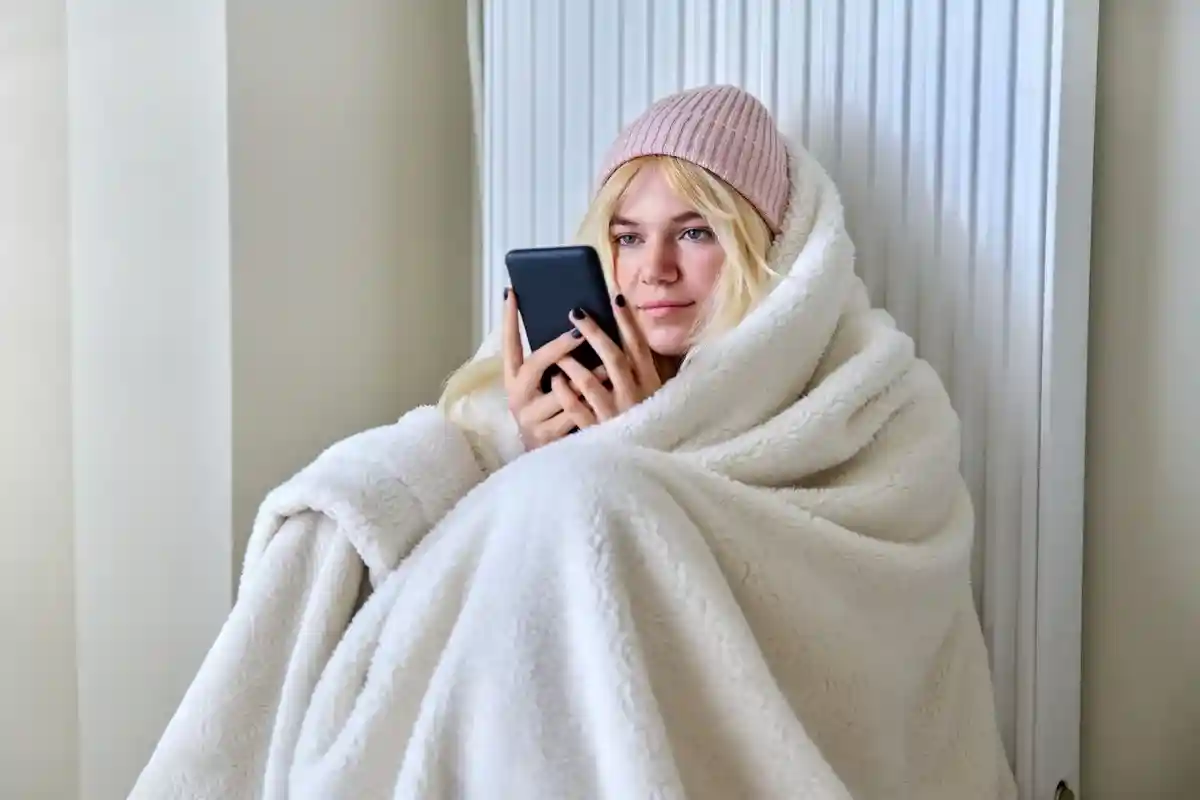 Электрические одеяла стали одними из самых популярных товаров для дома: они гораздо теплее, чем обычные одеяла, и могут обходиться дешевле обогревателей. Фото: VH-studio / shutterstock.com