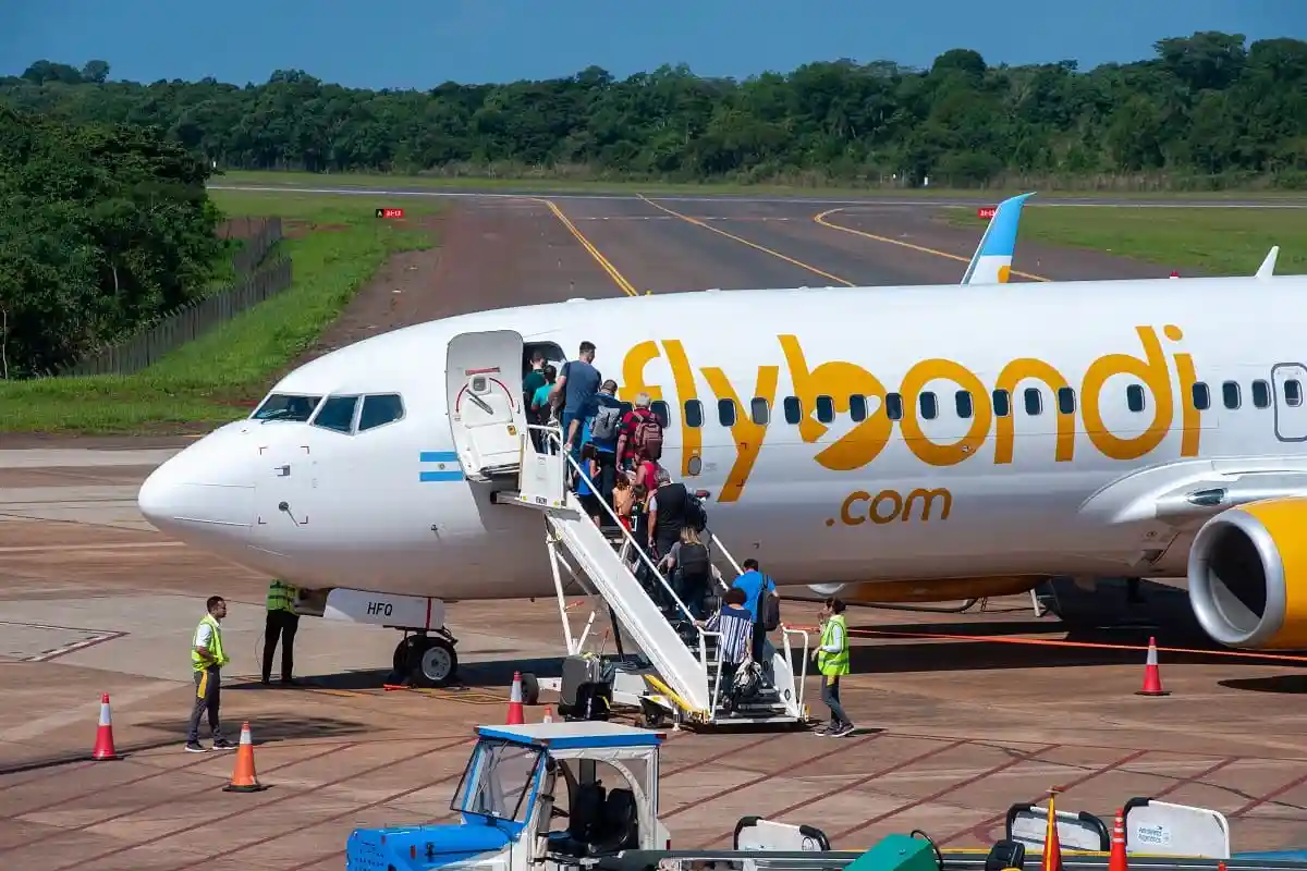 Flybondi запускает продажу NFT-билетов на авиарейсы. Фото: Wirestock Creators / shutterstock.com