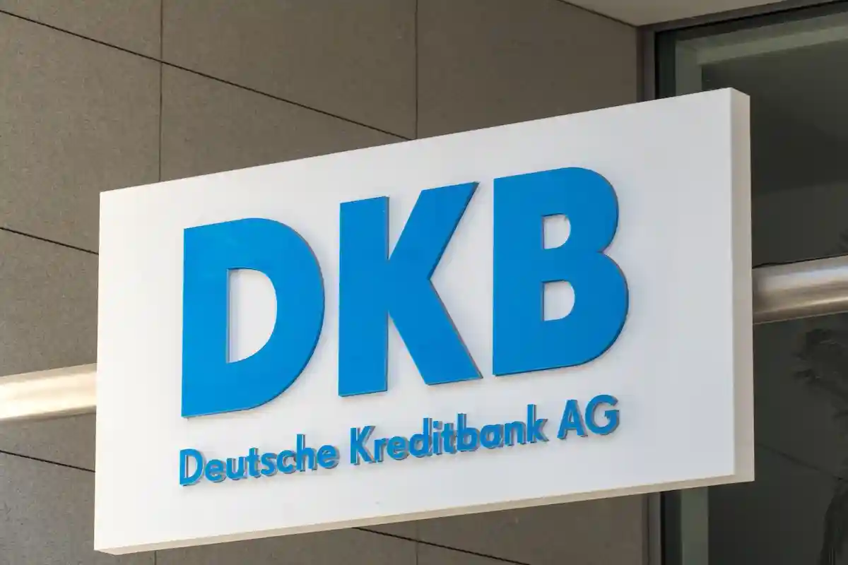 Член правления DKB сталкивается с проблемой в использовании банковских карт. Фото: Cineberg / Shutterstock.com