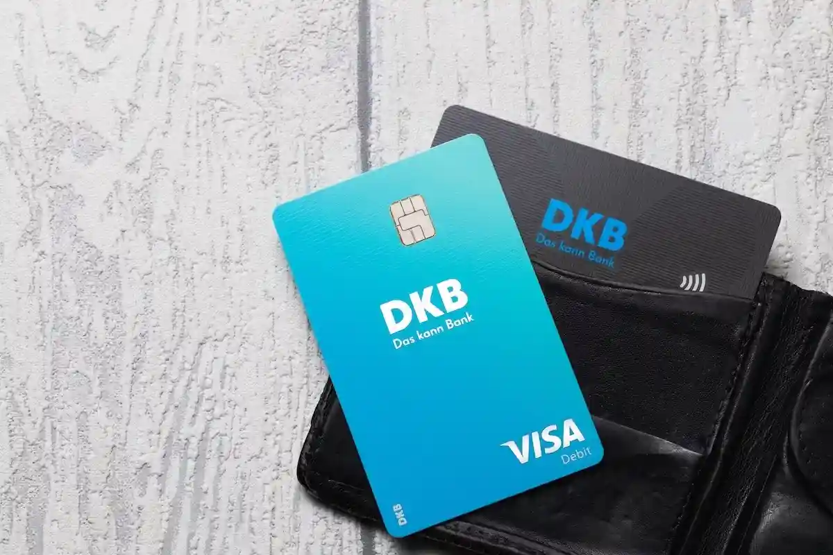 Есть вероятность перехода на систему Visa Debit. Фото: SLindenau / Shutterstock.com