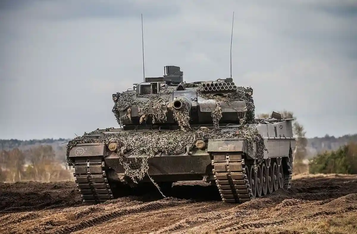 «Нам нужно изменить философию поставок оружия» - под таким посылом премьер-министр Украины потребовал от Германии поставок танков Leopard 2. Foto: Joerg Huettenhoelscher / Shutterstock