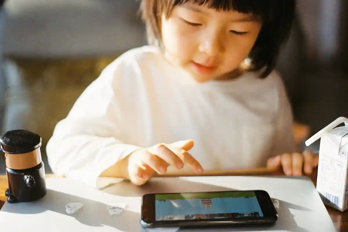 Голосовые помощники могут мешать социальному и когнитивному развитию детей. Фото: zhenzhong liu / unsplash.com