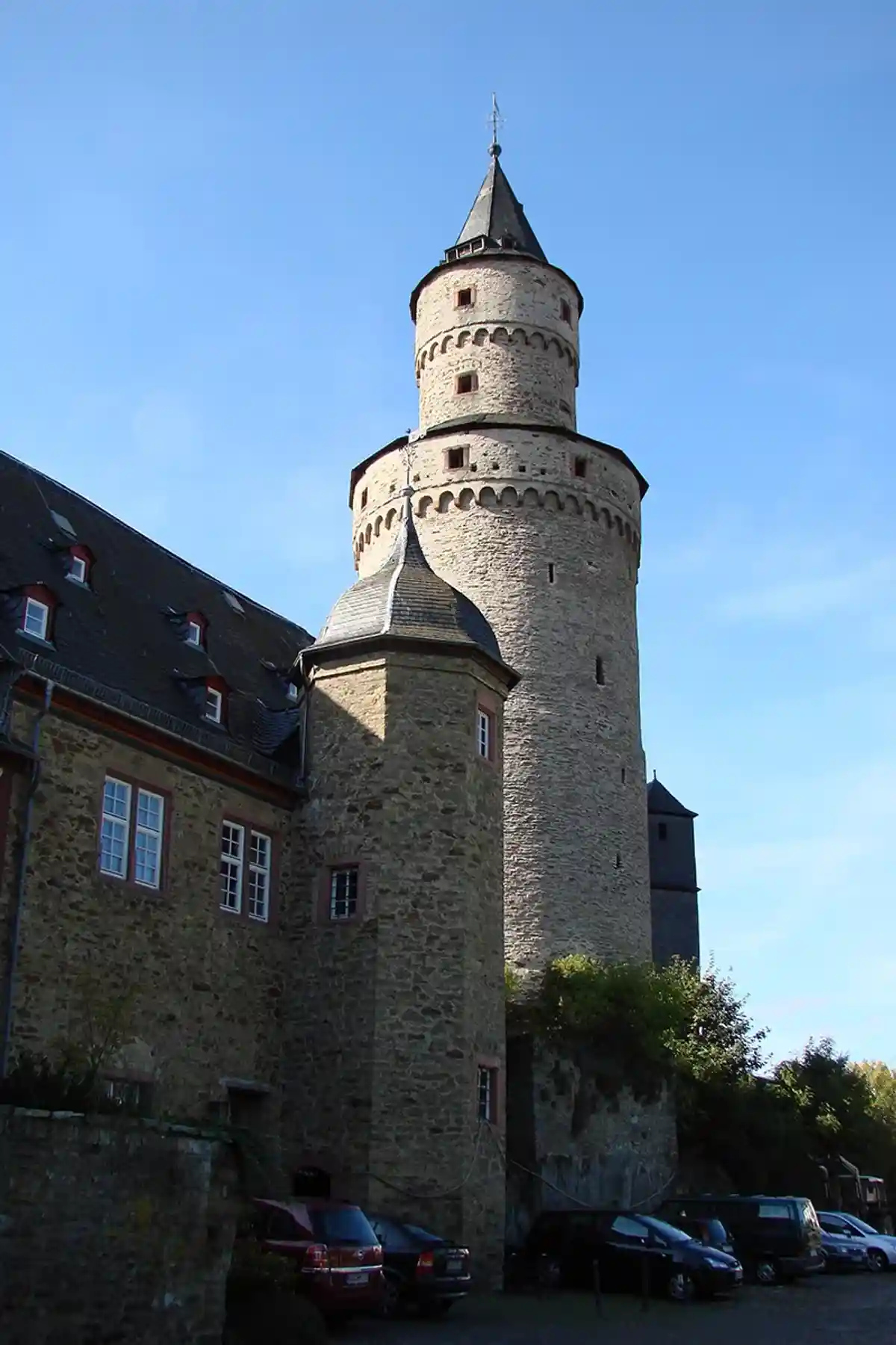 Старая Ведьмина башня в окружении нарядных «пряничных» домиков. Фото: wikipedia.com