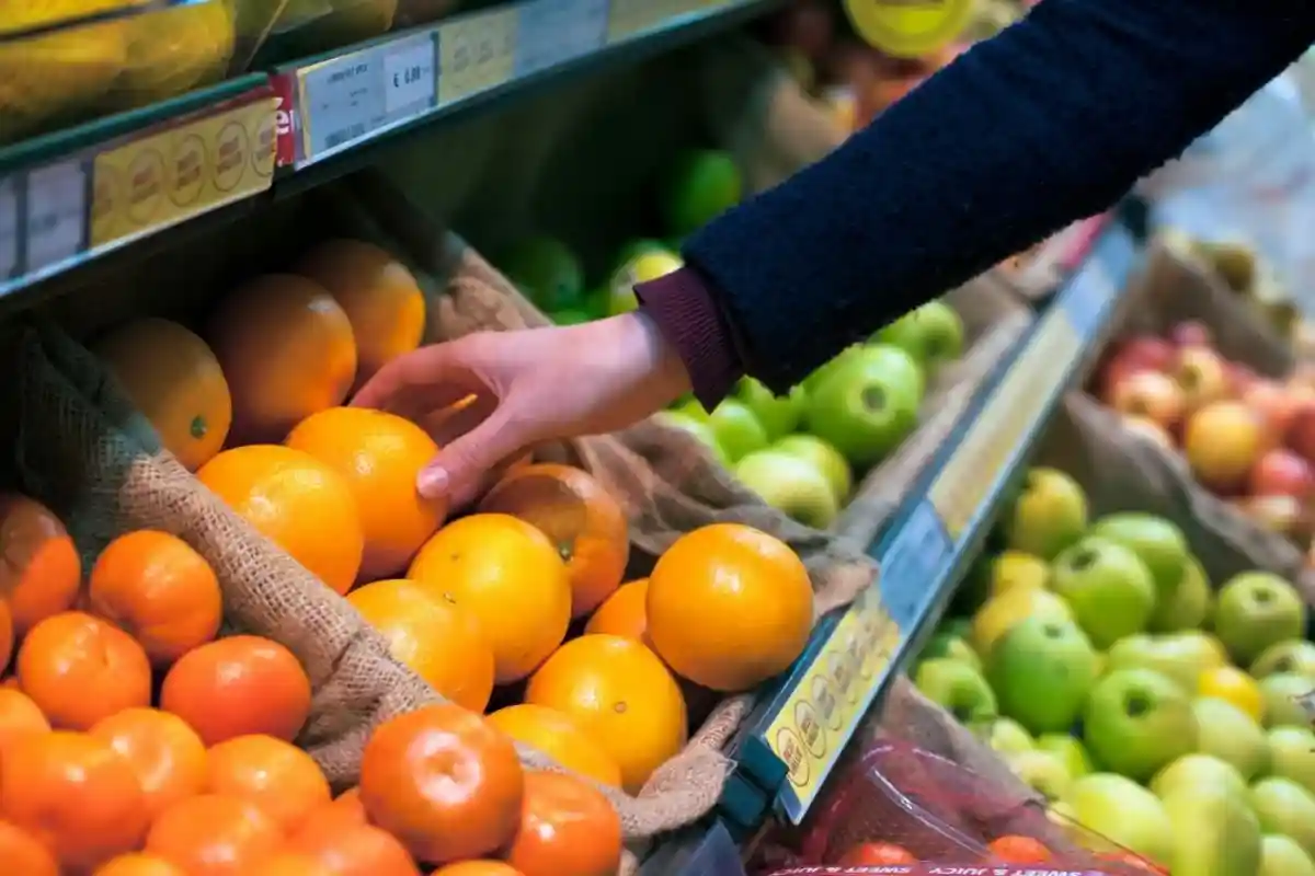 Эксперты опасаются недоедания из-за высоких цен и предлагают отменить НДС на фрукты и овощи. Фото: gabriel12 / shutterstock.com