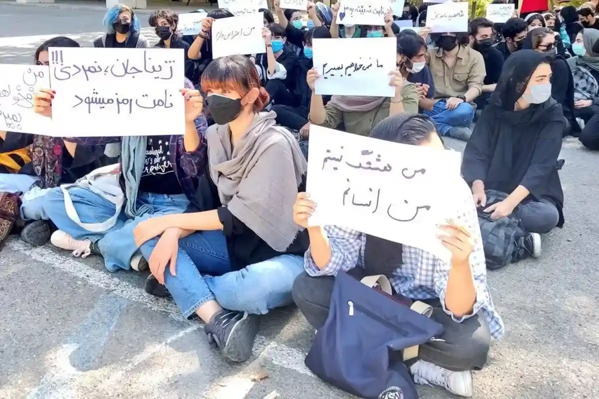 В Иране женщины сжигают хиджабы и обрезают волосы в знак протеста
