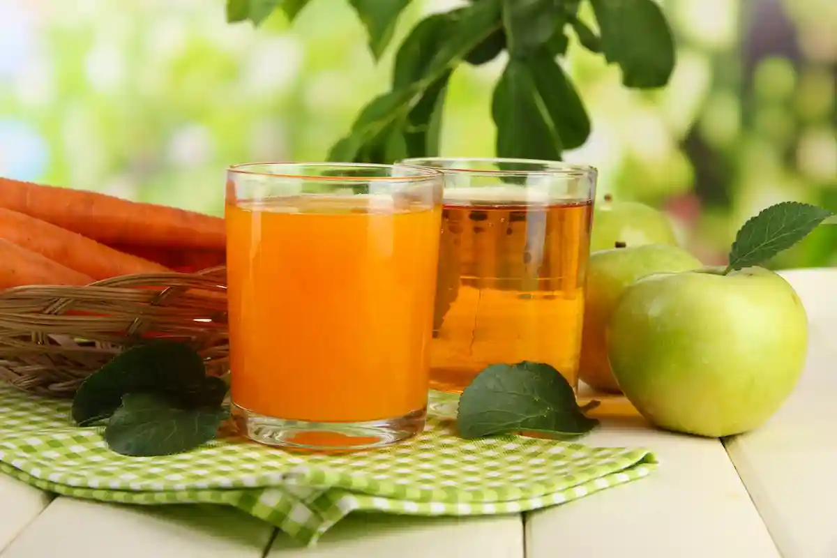 Исследование Öko-Test: сравнили органический и обычный яблочный сок. Фото: Africa Studio / Shutterstock.com