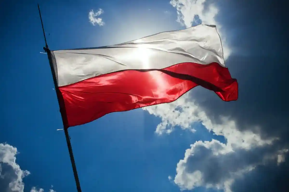 Флаг Польши. Фото: Kaboompics .com / Pexels.com