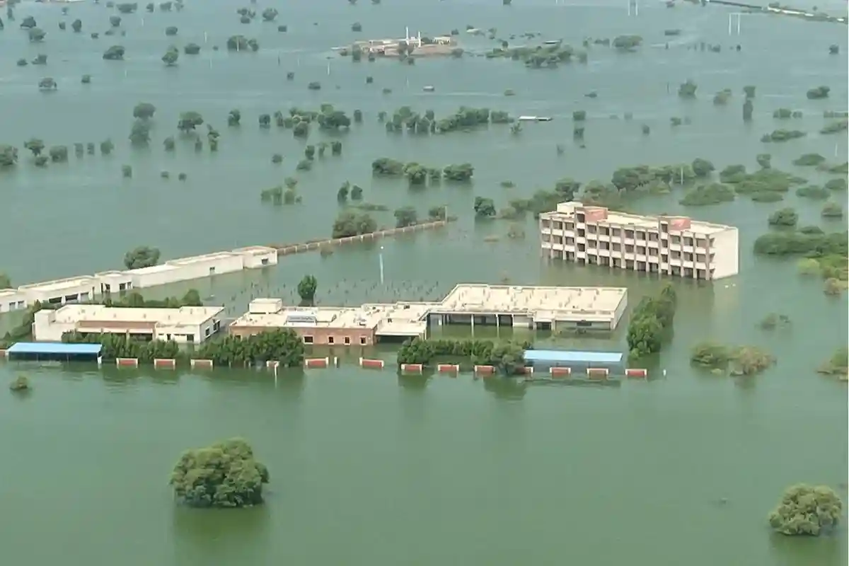 Изменение климата способствовало наводнению в Пакистане. Под водой оказалась треть страны, 33 миллиона человек пострадало. Фото: Harjit Sajjan / Twitter