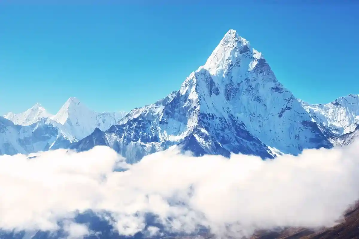 Известная альпинистка пропала в горах Непала. Фото: Vixit / shutterstock.com
