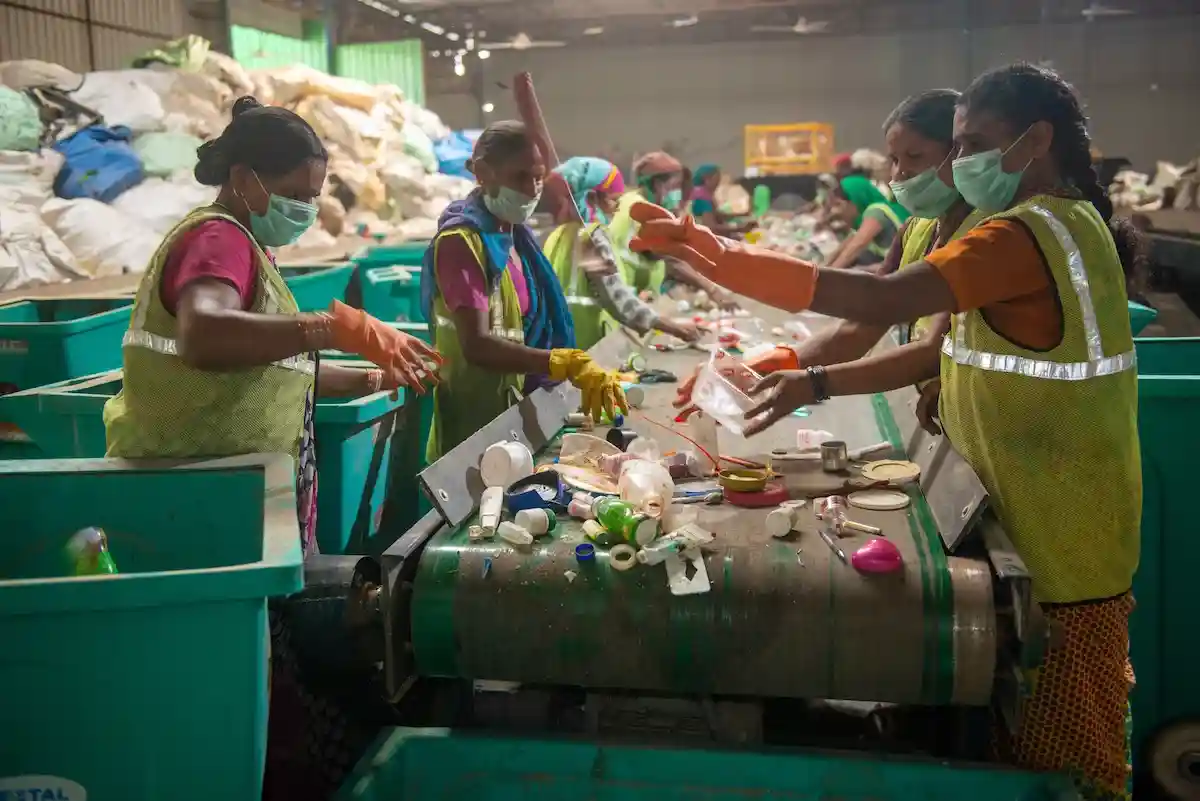 Житель Бутцбаха строит деревню по переработке отходов в Индонезии