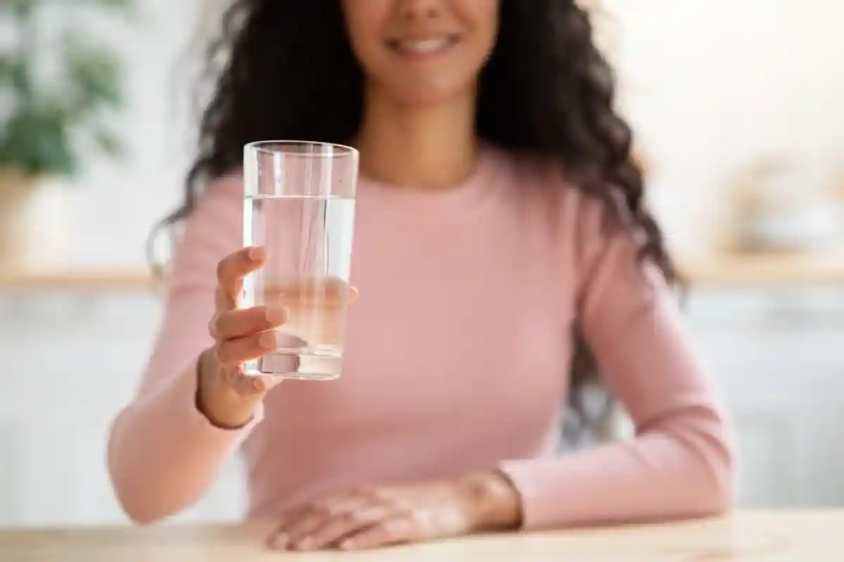 Как поддерживать физическую активность: лайфхак со стаканом воды. Фото: Prostock-studio / Shutterstock