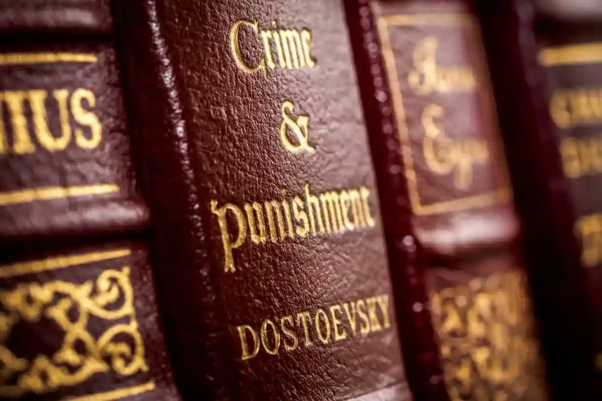 Книга Федора Достоевского «‎Преступление и наказание». Фото: B Calkins / shutterstock.com
