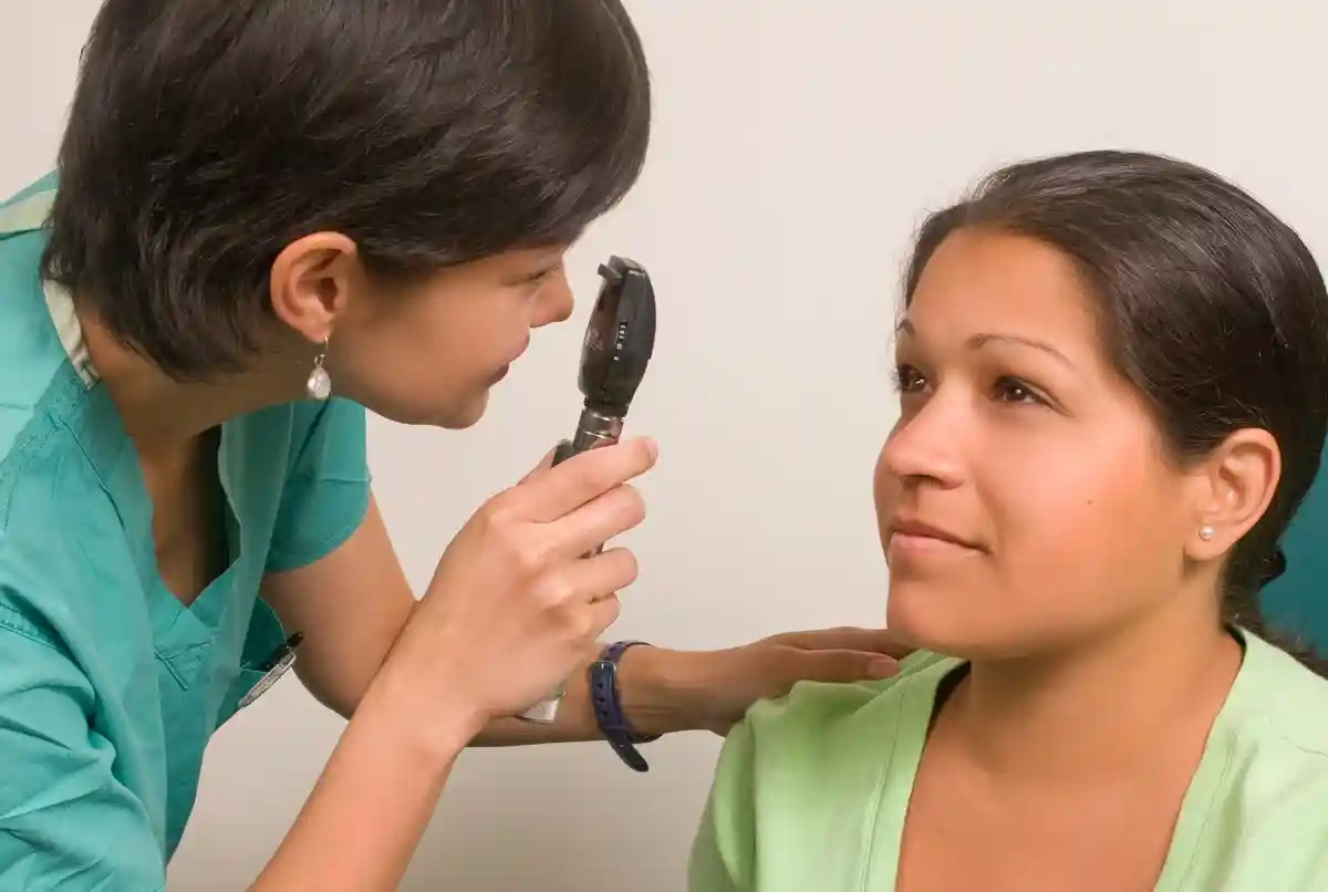 Как вылечить глазную инфекцию: прежде всего, необходимо обратиться к офтальмологу. Медикаментозное лечение назначает только он. Фото: CDC / unsplash.com