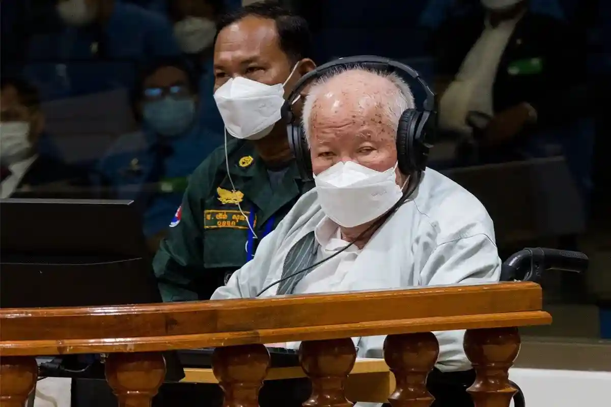 Камбоджа: окончательный приговор «красным кхмерам». Сампхан присутствовал на двухчасовом слушании приговора в инвалидной коляске. Фото: Reed Brody / Twitter