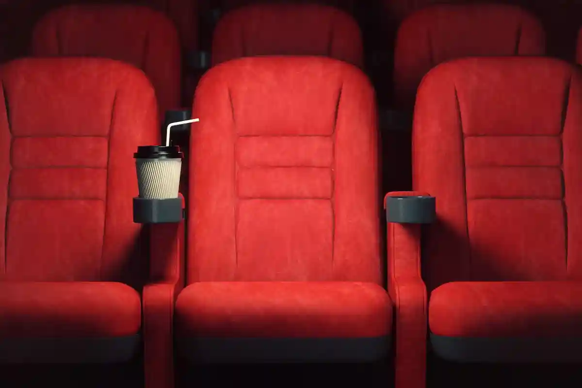 Обеспечивать кинотеатры становится сложнее. Фото: Maxx-Studio / Shutterstock.com
