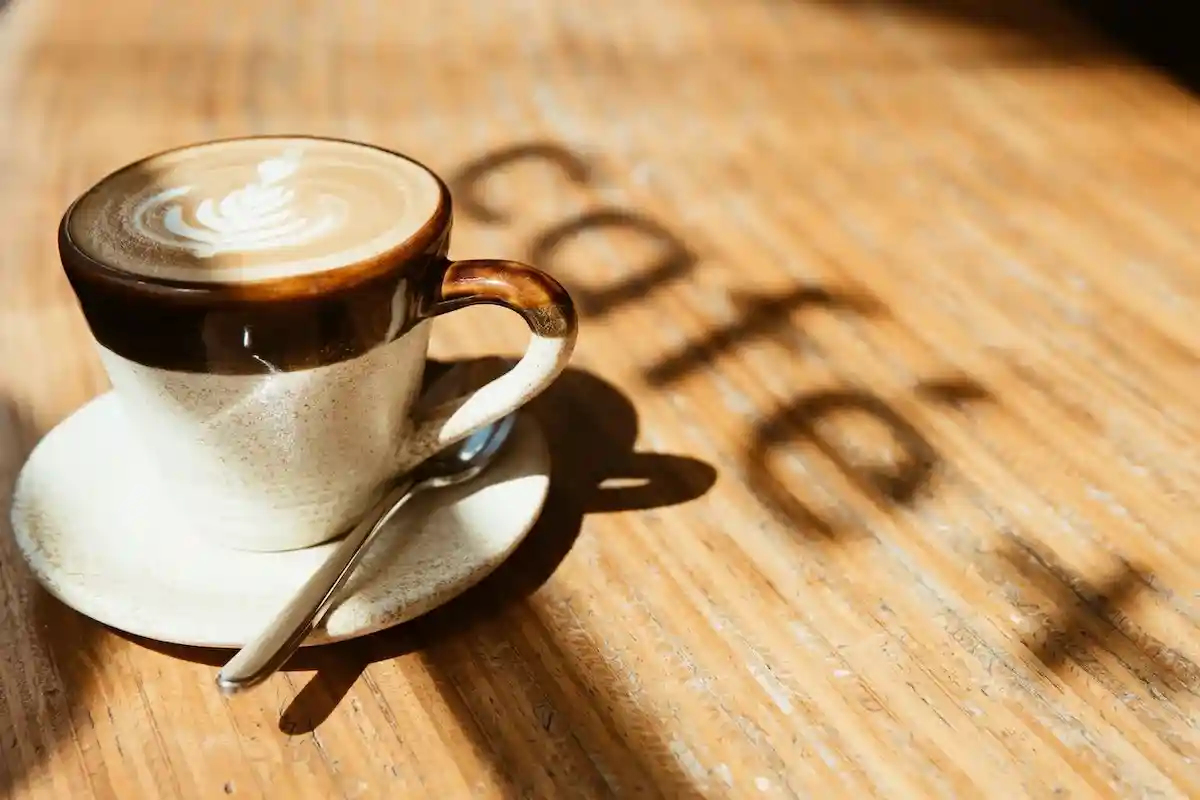 Врачи советуют пить кофе между 9 и 11 часами утра. Фото: Elle Hughes / Pexels.