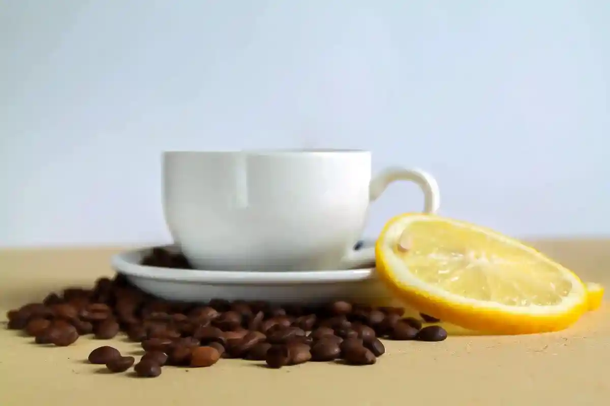 Кофе с лимоном может помочь справиться с головной болью. Фото: 27707 / pixabay.com