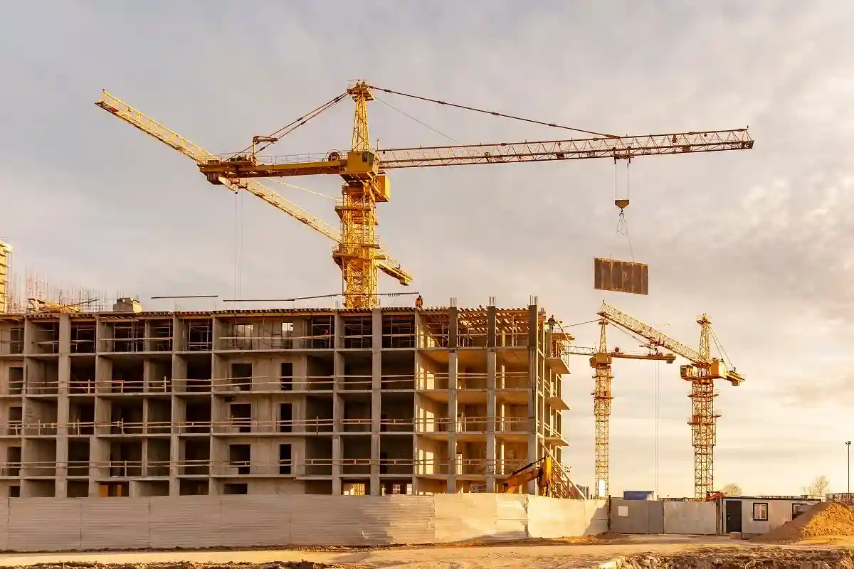 Рост цен на строительные материалы и землю также замедляет строительство. Фото: ALEXANDER V EVSTAFYEV / shutterstock.com