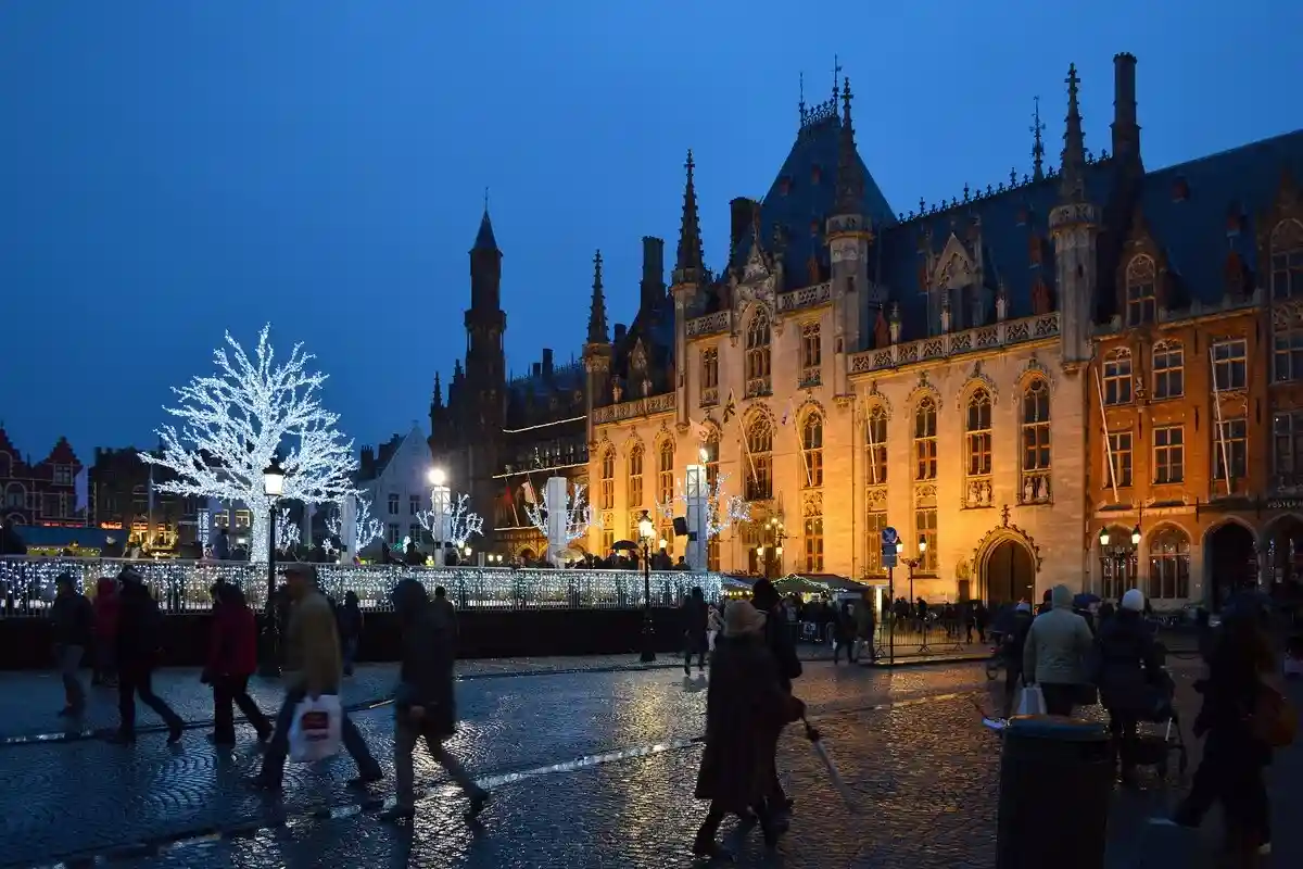 Куда поехать в декабре: центральная площадь в Брюгге. Фото: DimiTalen / wikimedia.org