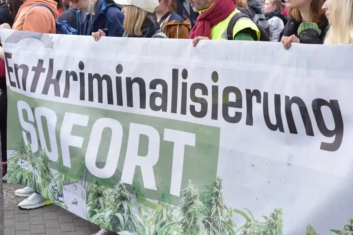 К чему приведет легализация каннабиса в Германии. Активисты в Берлине. Фото: Adrian Jurczak / Shutterstock.com