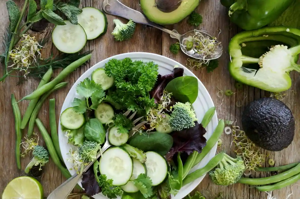 Зеленые овощи и салаты — лучшие овощи для печени. Фото: Nadine Primeau / unsplash.com