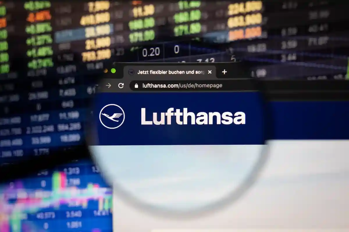  Lufthansa снова стала полностью частной компанией. Фото: Dennis Diatel / Shutterstock.com. 
