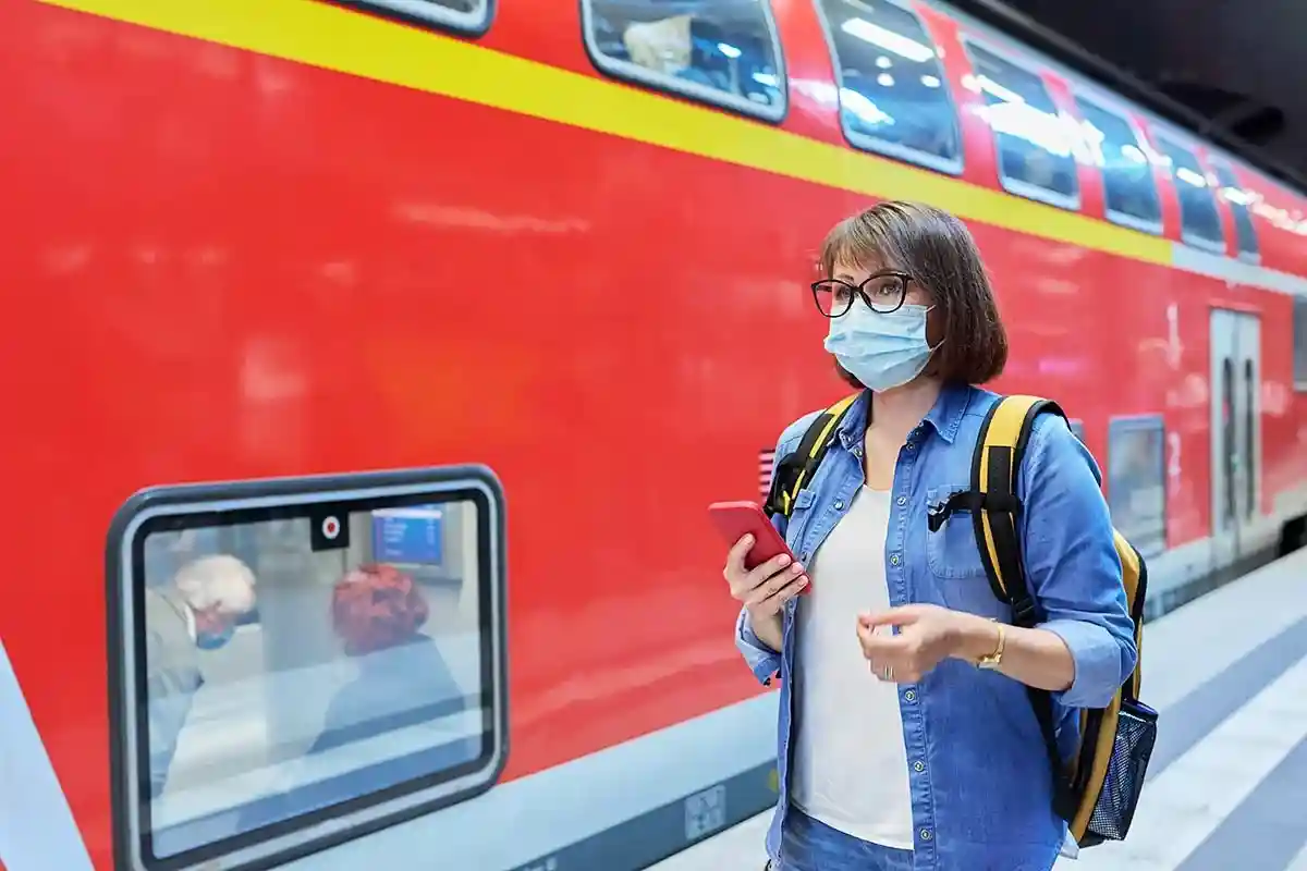 Обязательное ношение масок в поездах дальнего следования. Фото: shutterstock.com