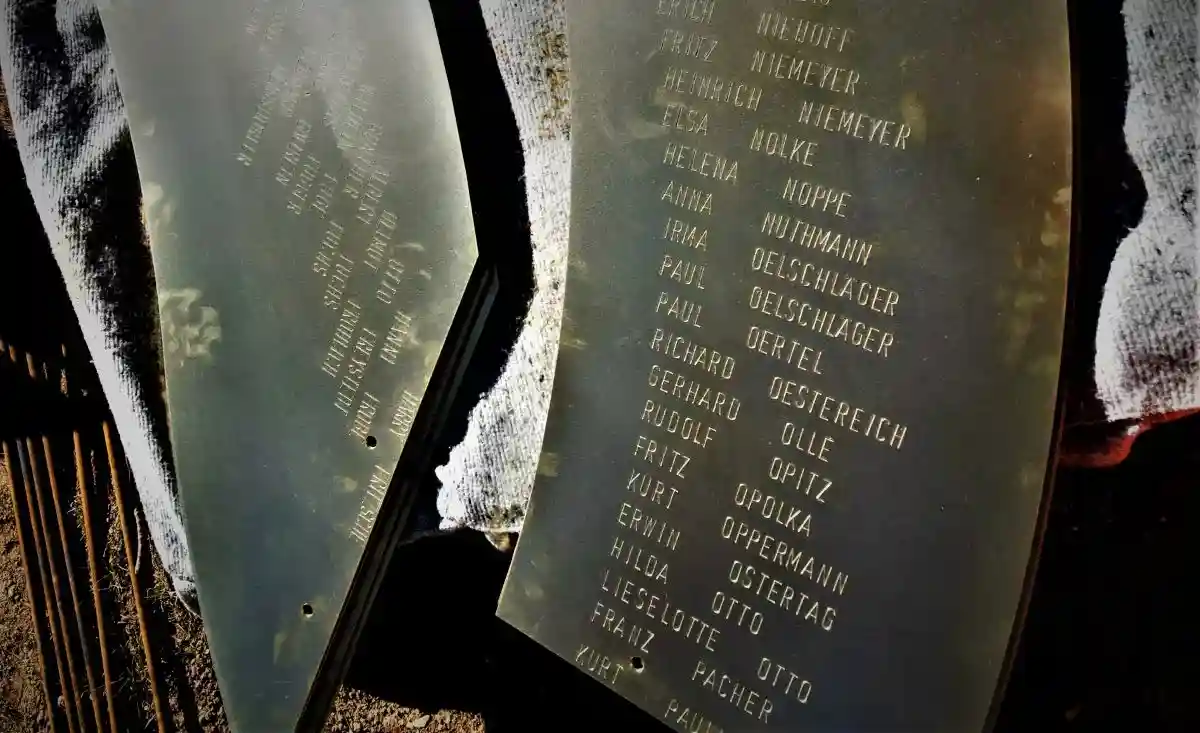 Мемориал жертвам эвтаназии в Тале представляет собой ленту, где выгравированы имена погибших в программе Т-34. Фото: neinstedt.de