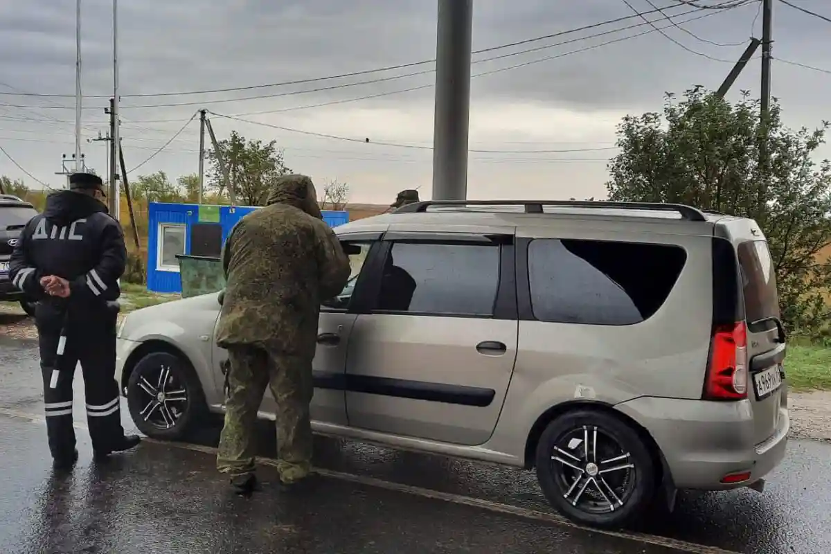 Саратовцам раздают повестки в пробке на границе с Казахстаном. Фото: twitter.com/Novosti_Saratov
