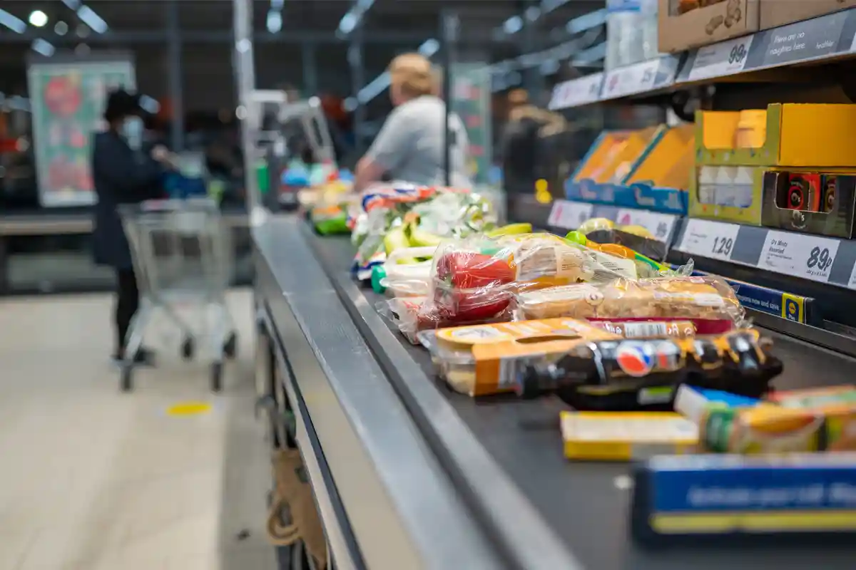 Персонала в супермаркетах не хватает. Фото: create jobs 51 / Shutterstock.