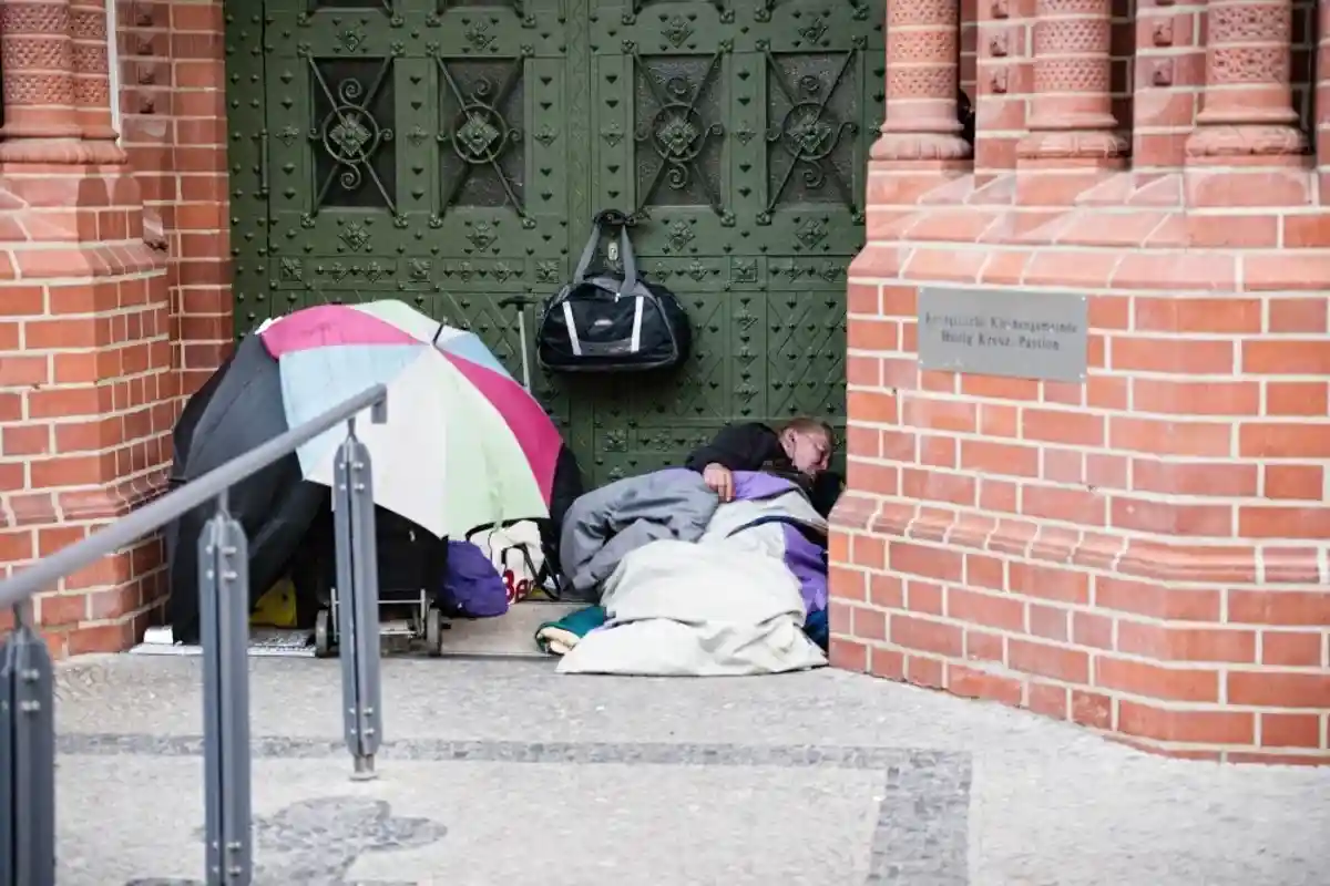 Немцы оказываются на улице и спят прямо на асфальте. Фото: aussiedlerbote.de