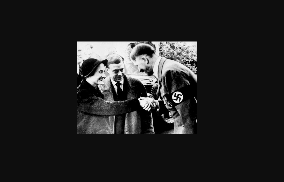 Герцог Виндзорский (бывший Эдуард VIII) и его жена встречаются с Гитлером. Фото: BBC / commons.wikimedia.org