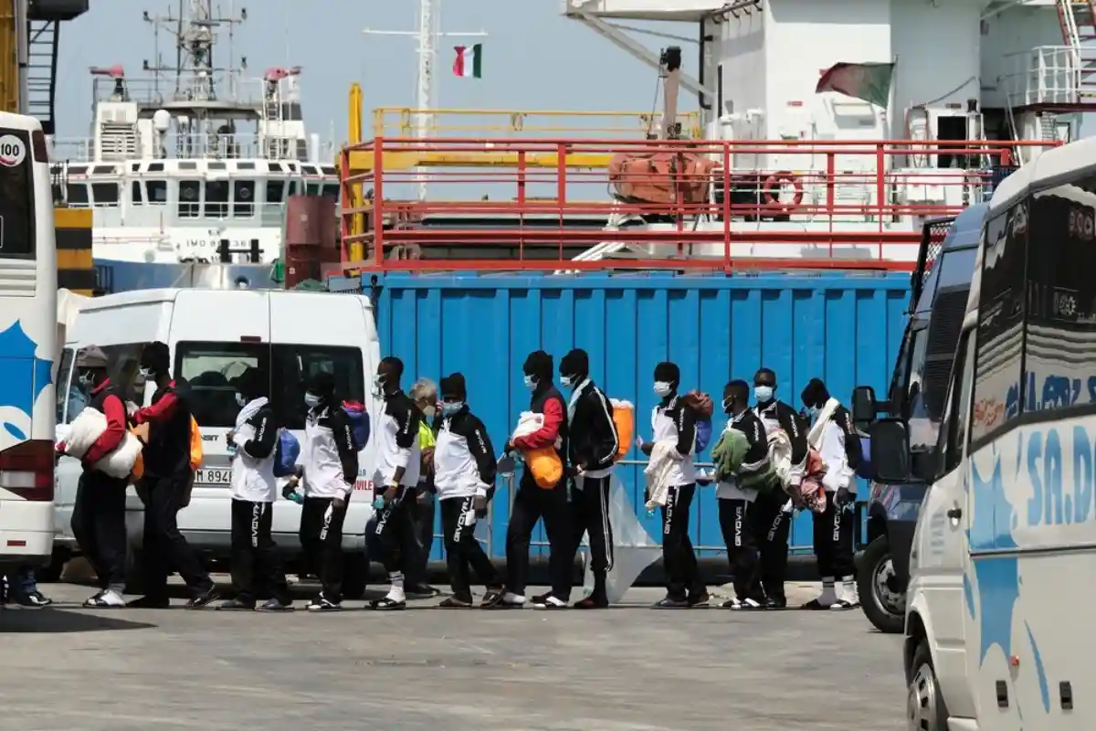 Спасатели доставили сотни мигрантов в Италию: два судна уже получили разрешения на вход в порты. Фото: Alessio Tricani / shutterstock.com 