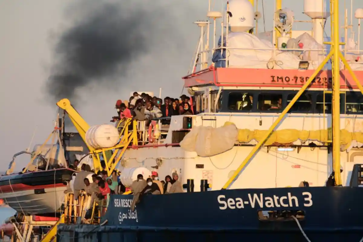 Спасатели доставили сотни мигрантов в Италию